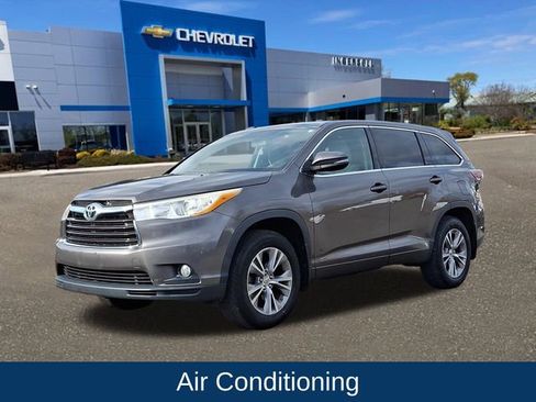 Used 2014 Toyota Highlander LE image 4
