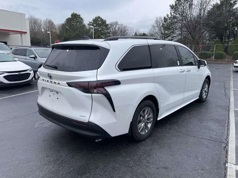 Used 2025 Toyota Sienna XLE image 10