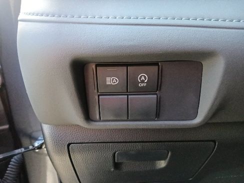 Used 2023 Toyota Highlander L image 17