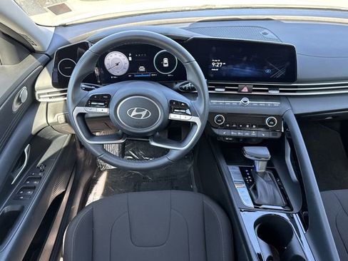 Certified 2025 Hyundai Elantra SEL FWD image 22