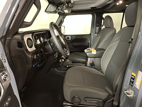 Used 2024 Jeep Wrangler Unlimited w/ Convenience Group AWD/4WD image 10