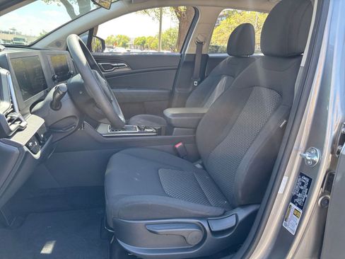 Used 2025 Kia Sportage LX image 23
