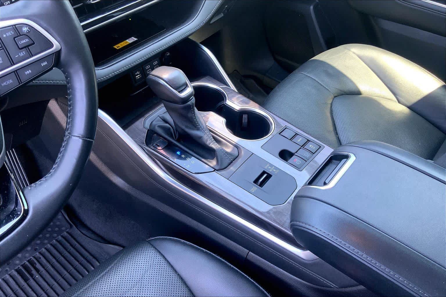 Used 2023 Toyota Highlander Limited FWD image 16