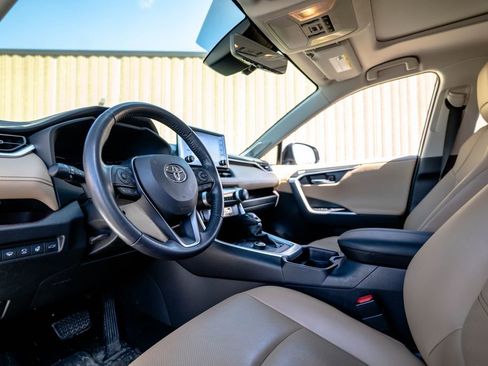 Used 2020 Toyota RAV4 Limited AWD/4WD image 5