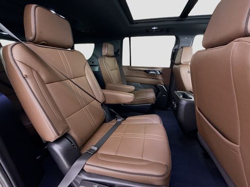 Used 2025 Chevrolet Suburban High Country AWD/4WD image 32