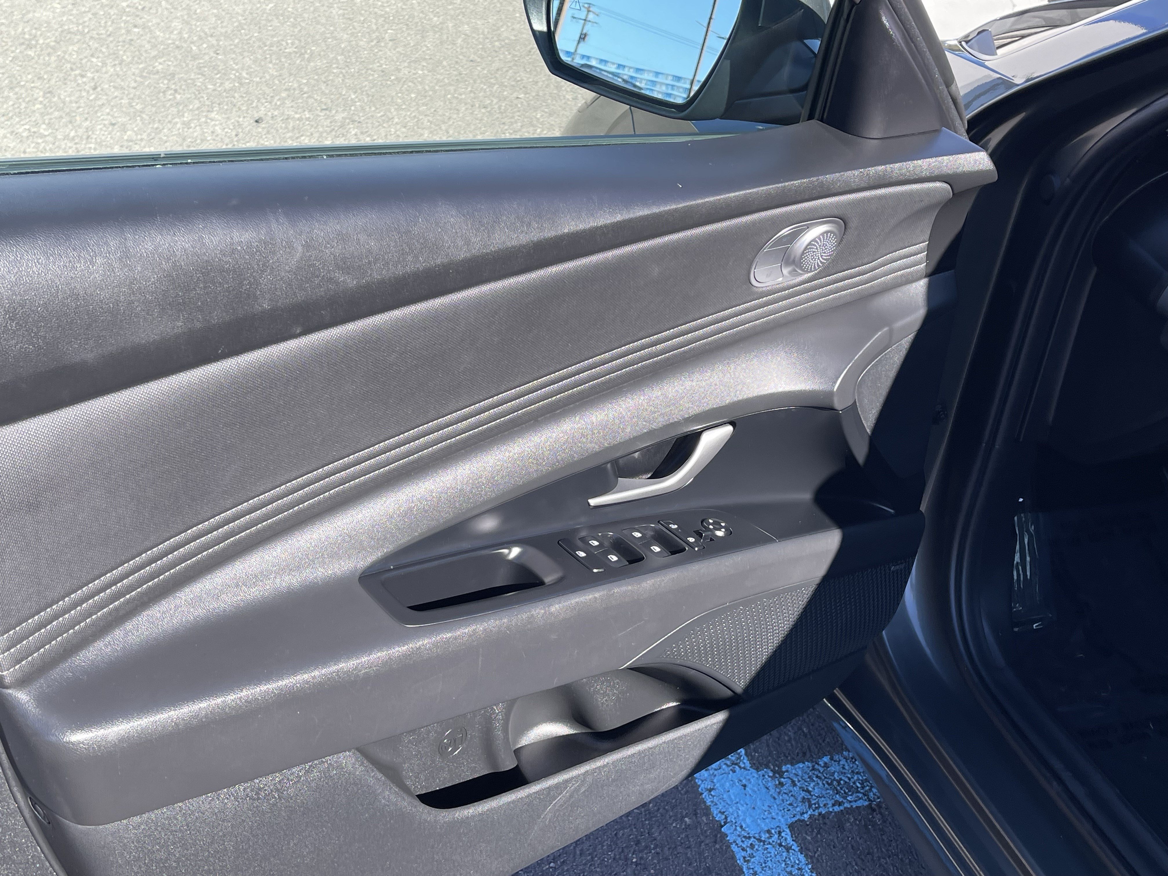 Certified 2025 Hyundai Elantra Limited FWD image 17