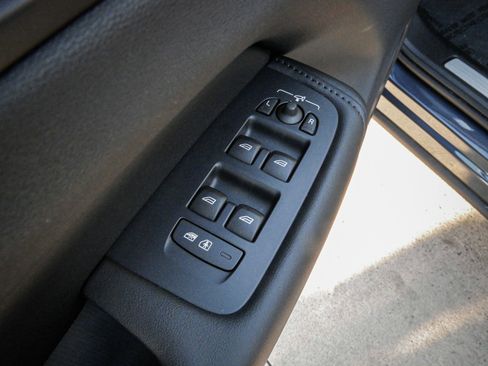 Used 2025 Volvo XC60 B5 Plus image 15