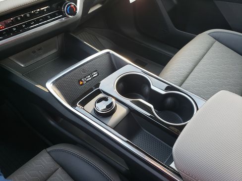 New 2026 Chevrolet Equinox LT w/ Convenience Package II image 24