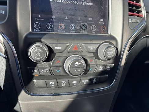 Used 2018 Jeep Grand Cherokee Limited w/ Luxury Group II image 19