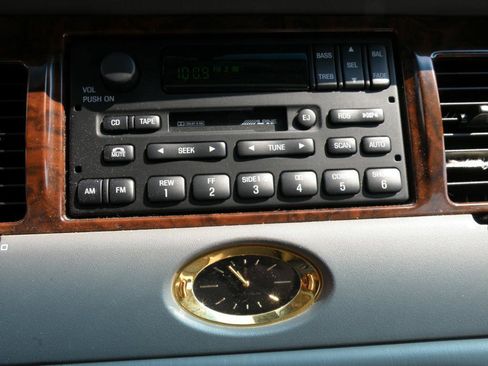 Used 2000 Lincoln Town Car Cartier image 11