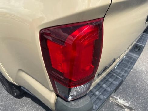 Used 2020 Toyota Tacoma SR5 AWD/4WD image 10