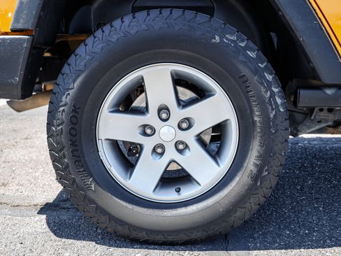 Used 2012 Jeep Wrangler Unlimited Rubicon w/ Connectivity Group AWD/4WD image 7