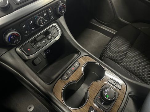 Certified 2022 GMC Acadia SLE w/ Driver Convenience Package image 24