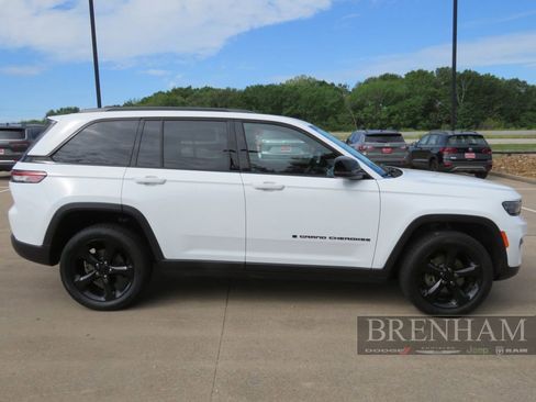 Used 2023 Jeep Grand Cherokee Altitude RWD image 7