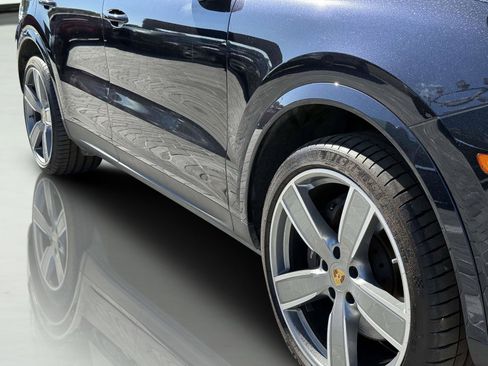 Used 2023 Porsche Cayenne Platinum Edition image 22