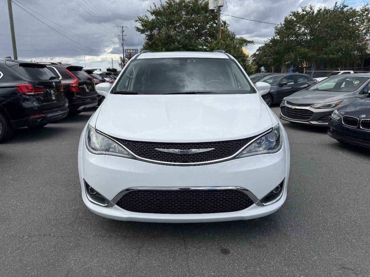 Used 2018 Chrysler Pacifica Touring-L FWD image 2