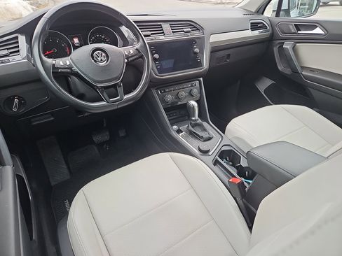 Used 2019 Volkswagen Tiguan SE w/ Panoramic Sunroof Package image 3