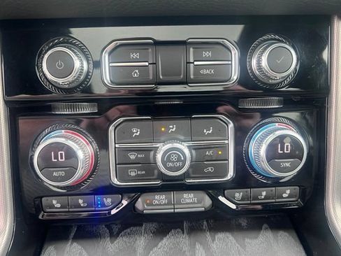 Used 2022 GMC Yukon Denali AWD/4WD image 16