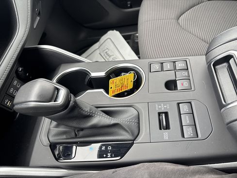 Used 2024 Toyota Highlander LE image 25