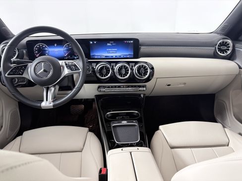 Used 2025 Mercedes-Benz CLA 250 4MATIC image 35