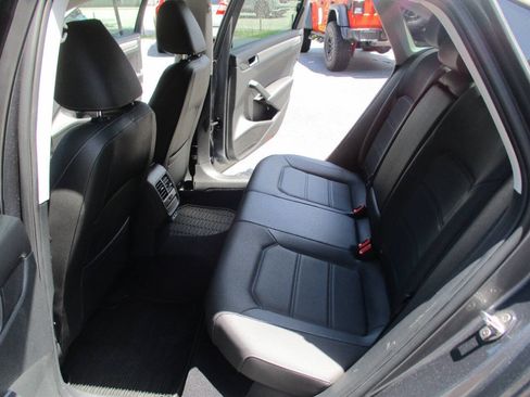 Used 2022 Volkswagen Passat 2.0T SE FWD image 24