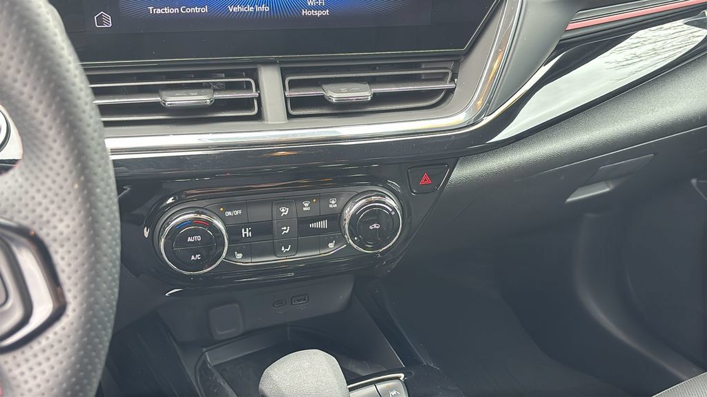 Used 2025 Chevrolet Trax RS w/ Sunroof Package FWD image 20