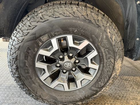 Used 2017 Toyota Tacoma TRD Off-Road w/ Tow Package (A/T) AWD/4WD image 9