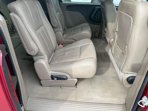 Used 2016 Chrysler Town & Country Touring image 23