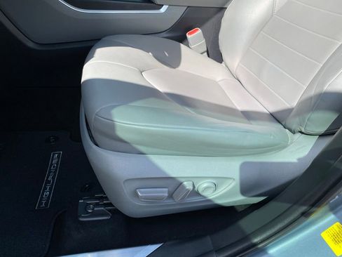 Used 2020 Toyota Highlander XLE image 20