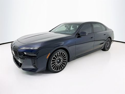 Used 2025 BMW 760i xDrive w/ Executive Package image 3