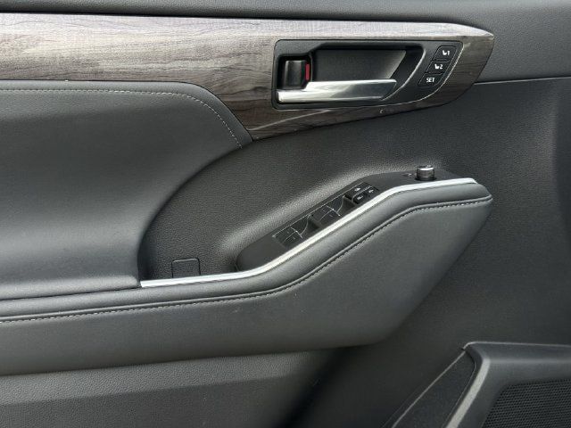 Used 2023 Toyota Highlander Limited FWD image 29