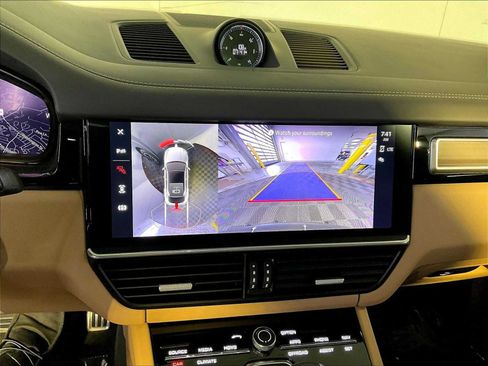 Certified 2022 Porsche Cayenne Turbo AWD/4WD image 31