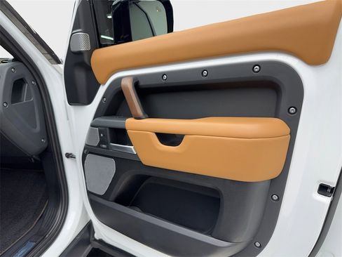 Used 2024 Land Rover Defender 130 X-Dynamic SE image 57