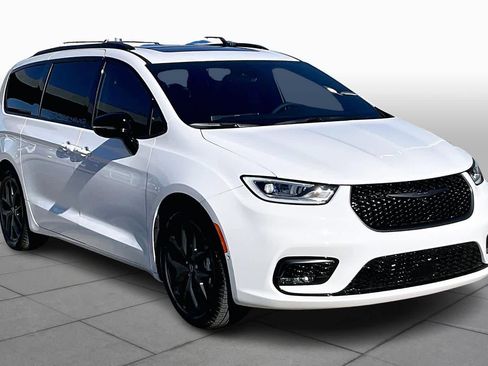 New 2026 Chrysler Pacifica Limited w/ S Appearance Package image 2