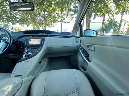 Used 2010 Toyota Prius Four w/ Navigation Pkg image 11