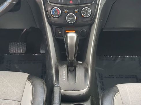 Used 2021 Chevrolet Trax LT w/ LT Convenience Package image 19