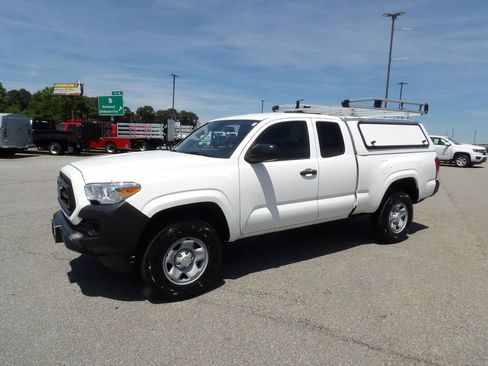 Used 2022 Toyota Tacoma SR RWD image 3