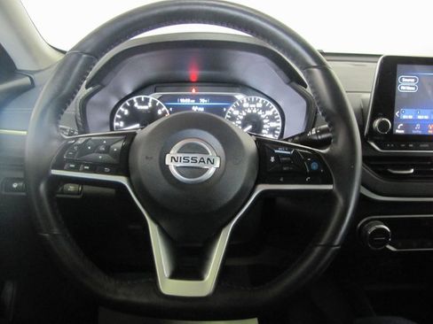 Used 2020 Nissan Altima 2.5 SV image 3