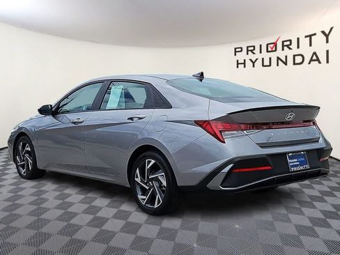 Certified 2025 Hyundai Elantra SEL FWD image 6