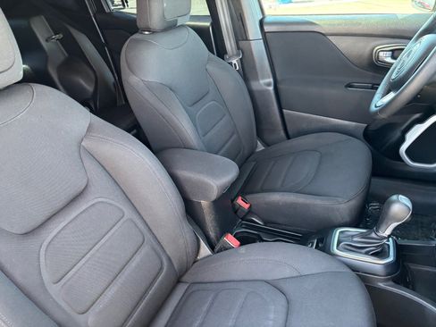 Used 2019 Jeep Renegade Latitude w/ Popular Equipment Group image 15