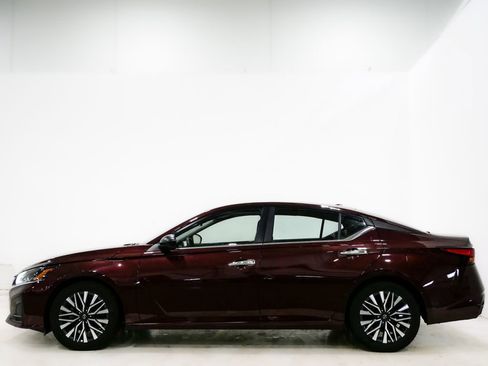 Used 2024 Nissan Altima 2.5 SV image 5