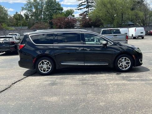 Used 2019 Chrysler Pacifica Limited FWD image 5