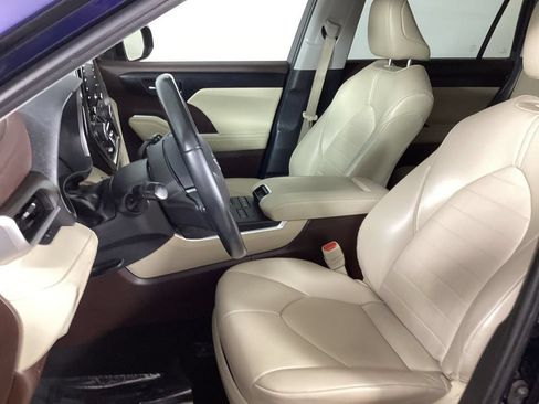 Used 2022 Toyota Highlander XLE AWD/4WD image 10