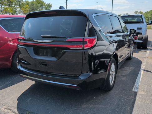 Used 2024 Chrysler Pacifica Touring-L FWD image 4