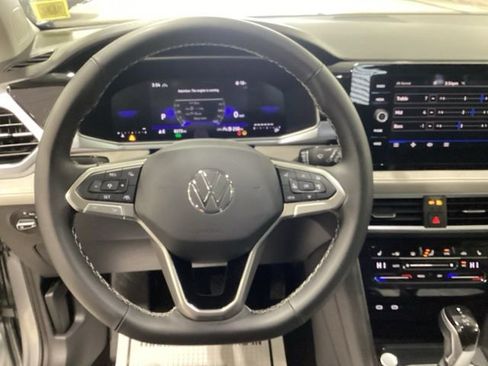 Certified 2025 Volkswagen Taos SE w/ Panoramic Sunroof Package image 5