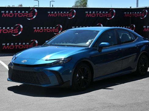 Used 2025 Toyota Camry SE FWD image 3