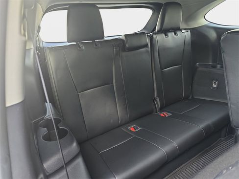 Used 2022 Toyota Highlander XLE image 17