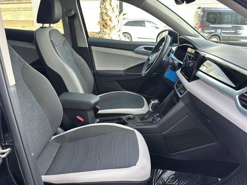 Used 2025 Volkswagen Taos SE w/ Panoramic Sunroof Package image 13