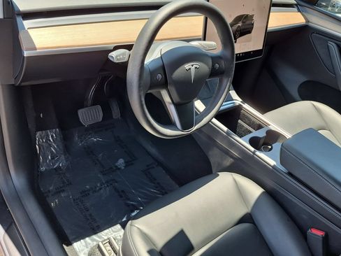 Used 2025 Tesla Model Y Long Range RWD image 9