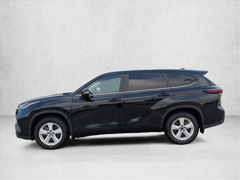 Used 2024 Toyota Highlander LE image 9